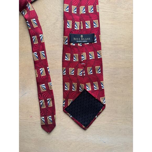 Bill Blass Black Label Vintage Men's Tie Red Geometric 100% Silk Necktie - Picture 3 of 3